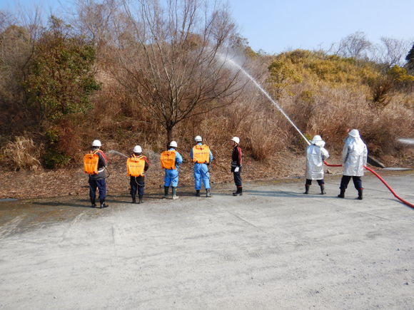 近畿大学生物理工学部付近での山林火災を想定した那賀消防組合と打田方面隊の合同訓練の写真4