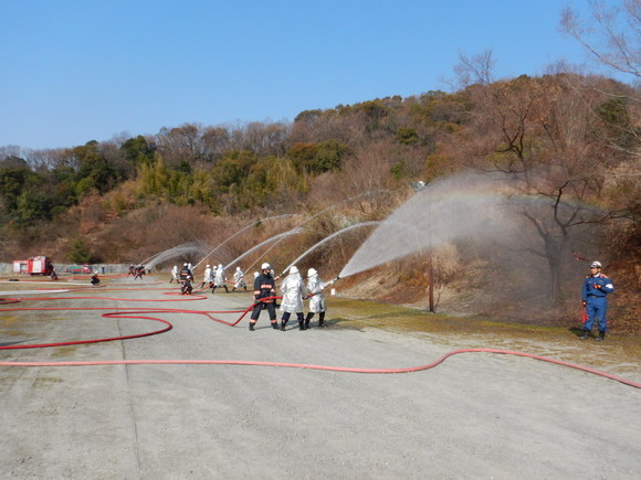 近畿大学生物理工学部付近での山林火災を想定した那賀消防組合と打田方面隊の合同訓練の写真3