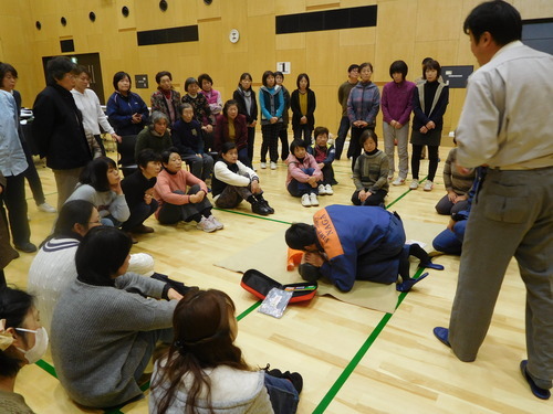 粉河・貴志川婦人防火クラブ主催の普通救命講習会を受講する女性分団員の写真1