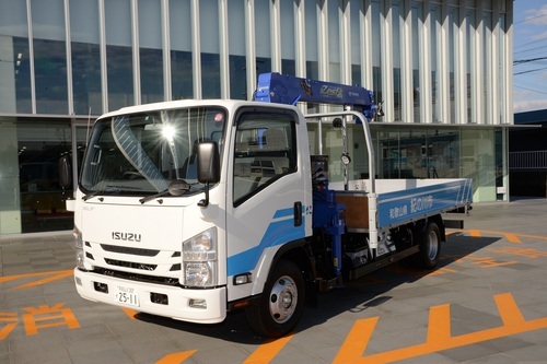 水防資機材運搬車の左斜め前の写真