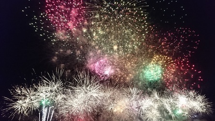 市民まつりの沢山打ちあがった花火の写真