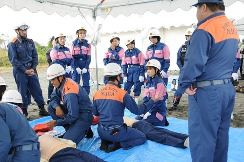 市防災総合訓練で那賀消防組合救急救命士の指導を受ける女性分団員の写真