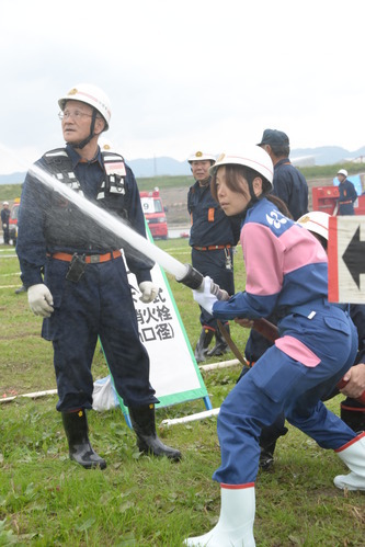 市防災総合訓練の女性消防団員訓練の写真1