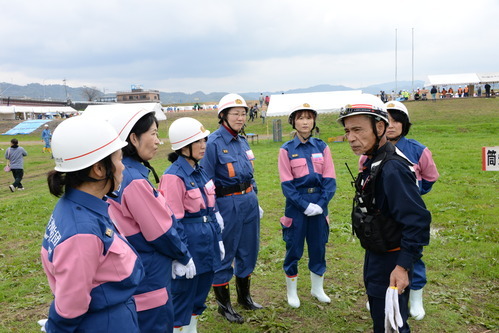 市防災総合訓練の女性消防団員訓練の写真2