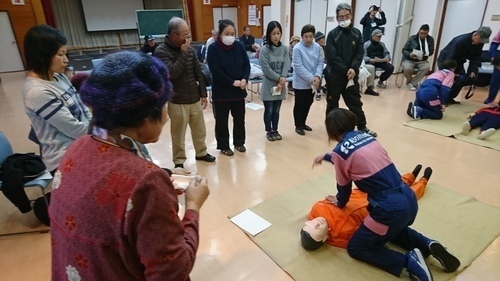古和田自主防災会で応急手当指導をする女性分団員の写真