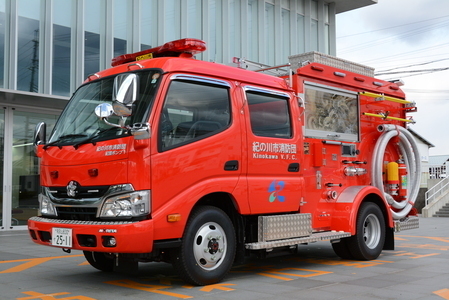 消防団の車とポンプ