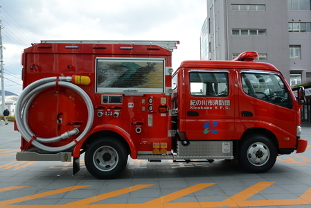 消防ポンプ自動車の右側面の写真
