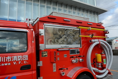 消防ポンプ自動車の左側面の竜神様の写真
