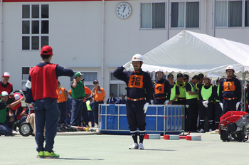 小型ポンプ操法の部に出場した貴志川方面隊の選手たちの写真2