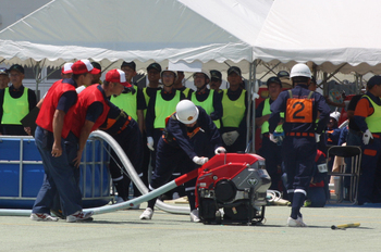 小型ポンプ操法の部に出場した貴志川方面隊の選手たちの写真6