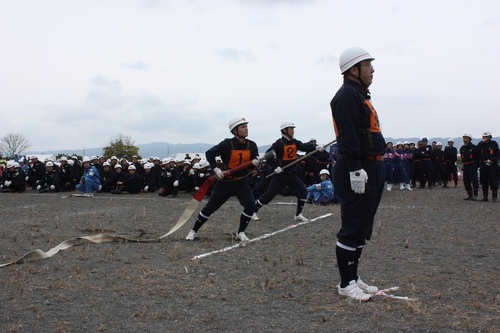 市防災総合訓練の参加者の前で小型ポンプ操法を披露する桃山方面隊のメンバーの写真4