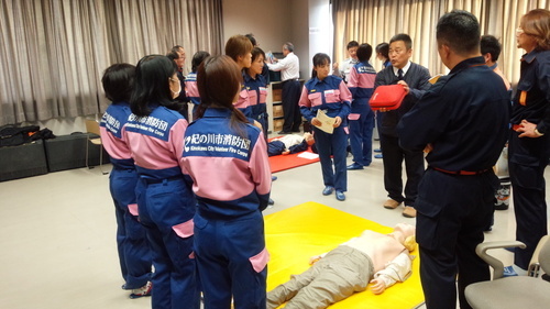 那賀消防組合の応急手当普及員講習を受講する女性分団員の写真1