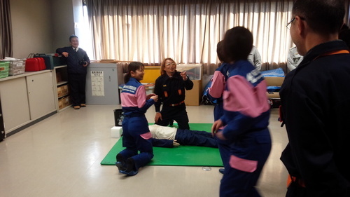 那賀消防組合の応急手当普及員講習を受講する女性分団員の写真4
