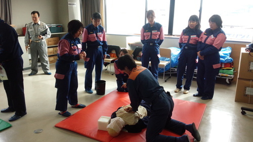 那賀消防組合の応急手当普及員講習を受講する女性分団員の写真3