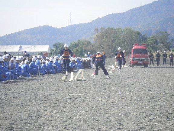 市防災総合訓練で訓練の成果を披露する粉河方面隊メンバーの訓練の写真1