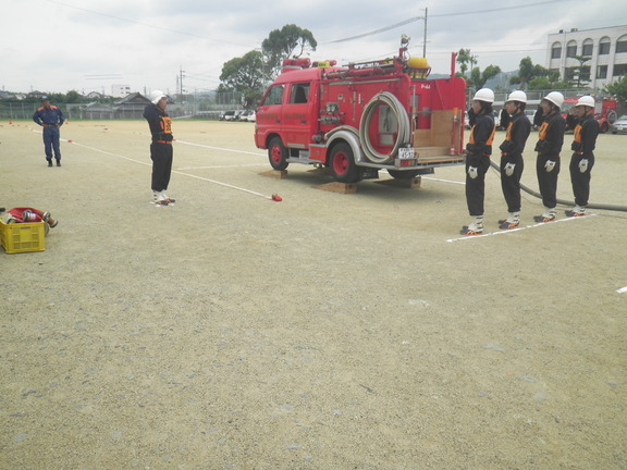 第25回和歌山県消防ポンプ操法大会のポンプ車操法の部に出場する粉河方面隊メンバーの訓練の写真3