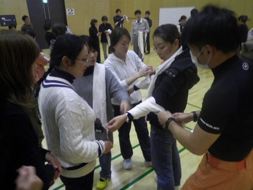 粉河・貴志川婦人防火クラブ主催の普通救命講習会を受講する女性分団員の写真2