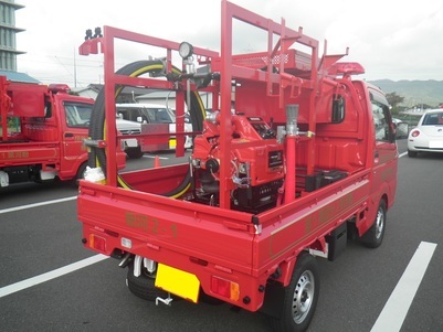 最新の消防ポンプ付き積載車（軽トラック4WDタイプ）の右斜め後ろの写真