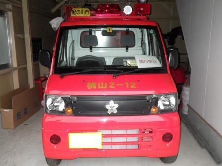 詰所の消防器具庫に格納されている消防車両の写真