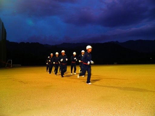 貴志川方面隊選抜メンバーによる第24回和歌山県消防ポンプ操法大会のポンプ車操法の訓練写真1