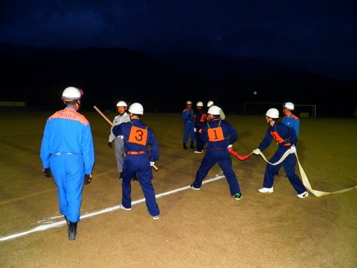 貴志川方面隊選抜メンバーによる第24回和歌山県消防ポンプ操法大会のポンプ車操法の訓練写真2