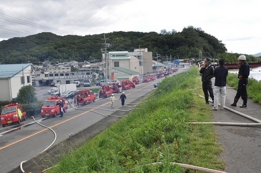 国土交通省、市排水ポンプ車と連携し、排水作業を行う貴志川方面の写真