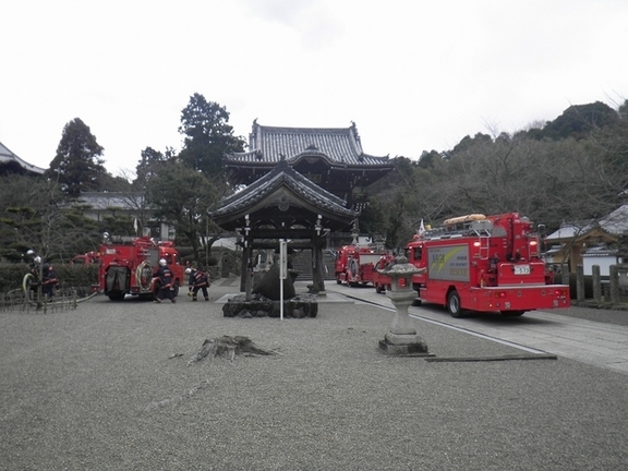 粉河寺で、那賀消防組合、粉河寺自衛消防隊と合同で消防訓練を行う粉河方面隊の写真1