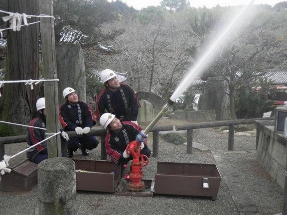 粉河寺で、那賀消防組合、粉河寺自衛消防隊と合同で消防訓練を行う粉河方面隊の写真2