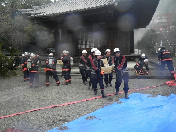 粉河寺で、那賀消防組合、粉河寺自衛消防隊と合同で消防訓練を行う粉河方面隊の写真3