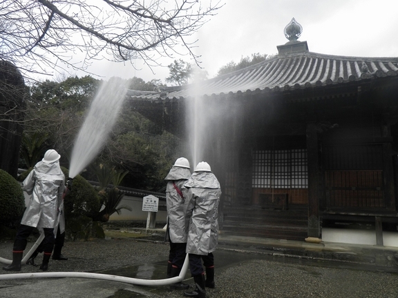 粉河寺で、那賀消防組合、粉河寺自衛消防隊と合同で消防訓練を行う粉河方面隊の写真4
