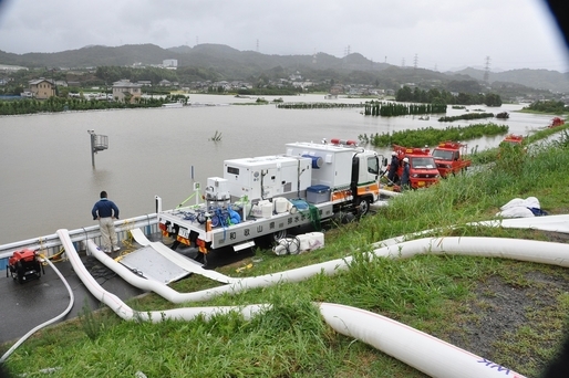 和歌山県排水ポンプ車と連携し、消防ポンプで排水作業を行う桃山方面隊の写真