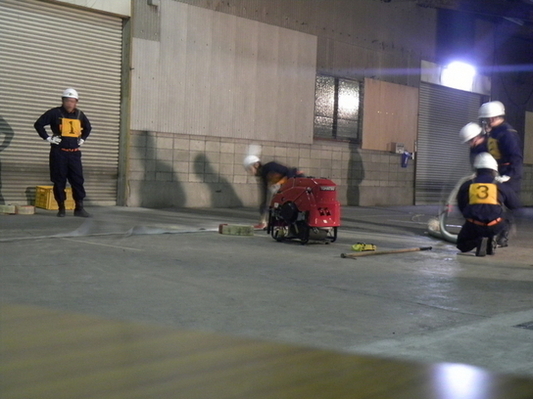 第24回和歌山県消防ポンプ操法大会の小型ポンプ操法の部に出場する那賀方面隊メンバーの訓練の写真2