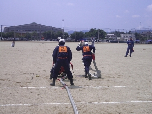 第24回和歌山県消防ポンプ操法大会の小型ポンプ操法の部に出場する那賀方面隊メンバーの訓練の写真3